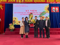 Đại diện lãnh đạo UBND tỉnh và Ban Tuyên Giáo Tỉnh uỷ, tặng hoa chúc mừng Ban Giám đốc BVĐK tỉnh nhân Ngày Thầy thuốc Việt Nam 27/2