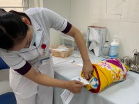 Lấy mẫu máu gót chân trẻ sơ sinh để sàng lọc sơ sinh tại Khoa phụ sản, BVĐK tỉnh.