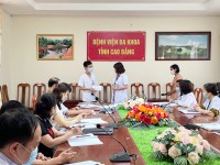 Ts.Bs Lý Thị Bạch Như - Giám đốc BVĐK tỉnh Cao Bằng trao quà hỗ trợ cho đoàn viên Nông Văn Quý.