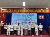 Ban chấp hành Hội chữ thập đỏ cơ sở BVĐK tỉnh Cao Bằng trao quà cho hội viên có hoàn cảnh khó khăn.