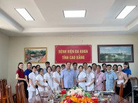 Lãnh đạo Bệnh viện tặng quà cho cán bộ, viên chức Bệnh viện là con Thương binh, liệt sỹ