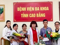 Đồng chí Lý Thị Bạch Như – Bí thư Đảng ủy, Giám đốc bệnh viện tặng hoa chúc mừng các viên chức về nghỉ hưu theo chế độ