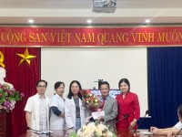 Lãnh đạo Bệnh viện tặng hoa chúc mừng đồng chí nông Quốc Huy đã hoàn thành xuất sắc nhiệm vụ.