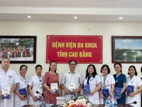 TS Nguyễn Tuấn Khanh, Phó viện trưởng Viện đào tạo và nghiên cứu Bệnh viện Nhiệt đới Trung Ương  tặng sách về điều trị Covid và Hướng dẫn sử dụng kháng sinh cho casino online tutbn
