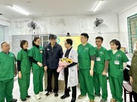 Lãnh đạo Bệnh viện và các y bác sĩ tặng hoa chúc mừng bệnh nhân ra viện