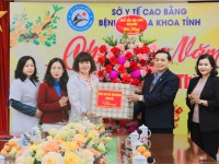 Phó Bí thư Thường trực Tỉnh ủy Triệu Đình Lê tặng quà Bệnh viện Đa khoa tỉnh.