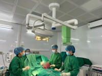 Phẫu thuật cắt bỏ khối u khổng lồ 4,5kg cho nữ bệnh nhân V.