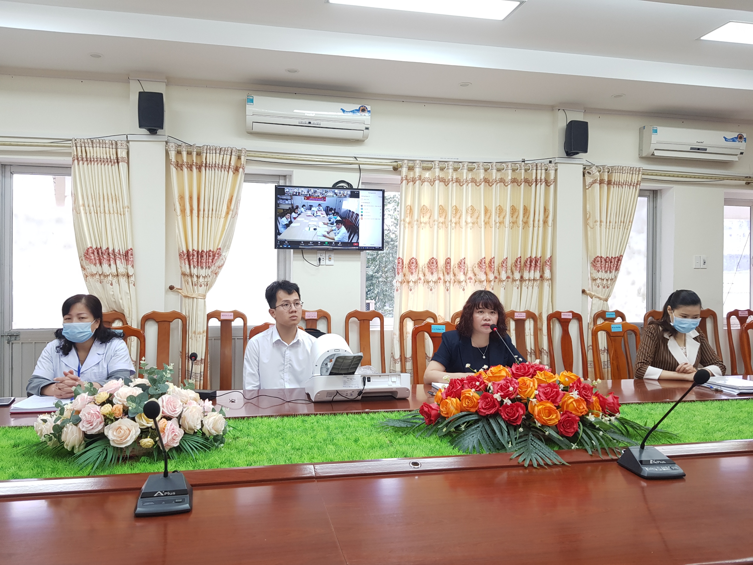 Lãnh đạo bệnh viện cùng chuyên viên điều phối dự án Servier Vietnam trao tặng máy đo huyết áp tại buổi giao ban trực tuyến toàn viện.