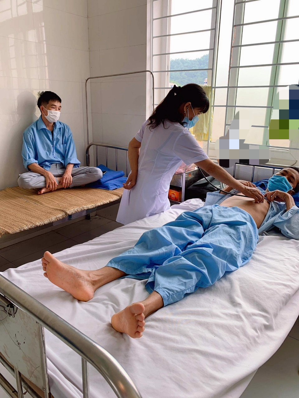 Bác sỹ Khoa Lao thăm khám cho bệnh nhân điều trị tại Khoa.