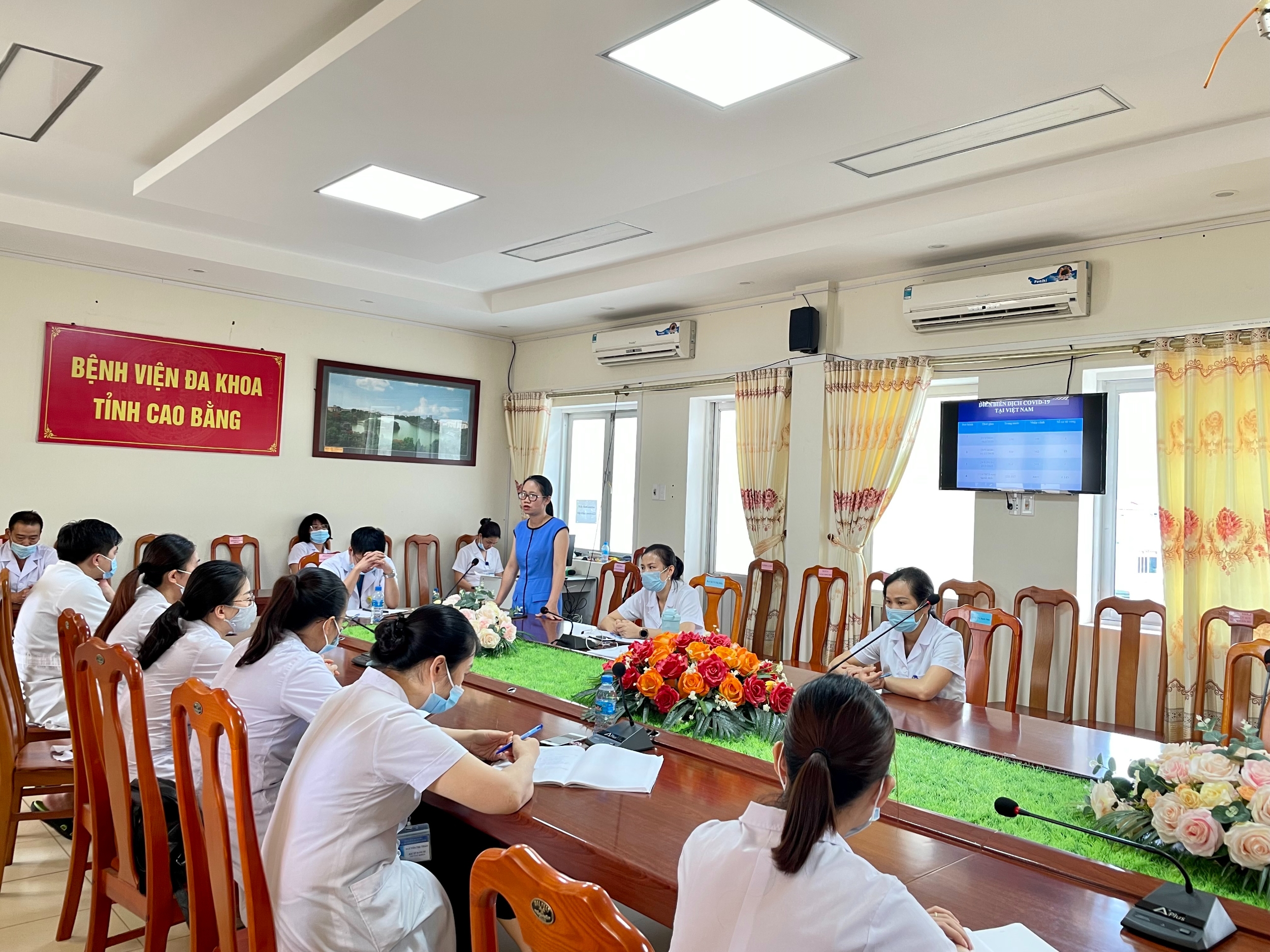 BỆNH VIỆN ĐA KHOA TỈNH: TẬP HUẤN ĐÀO TẠO VỀ CÔNG TÁC THU DUNG CẤP CỨU, ĐIỀU TRỊ NGƯỜI BỆNH COVID-19