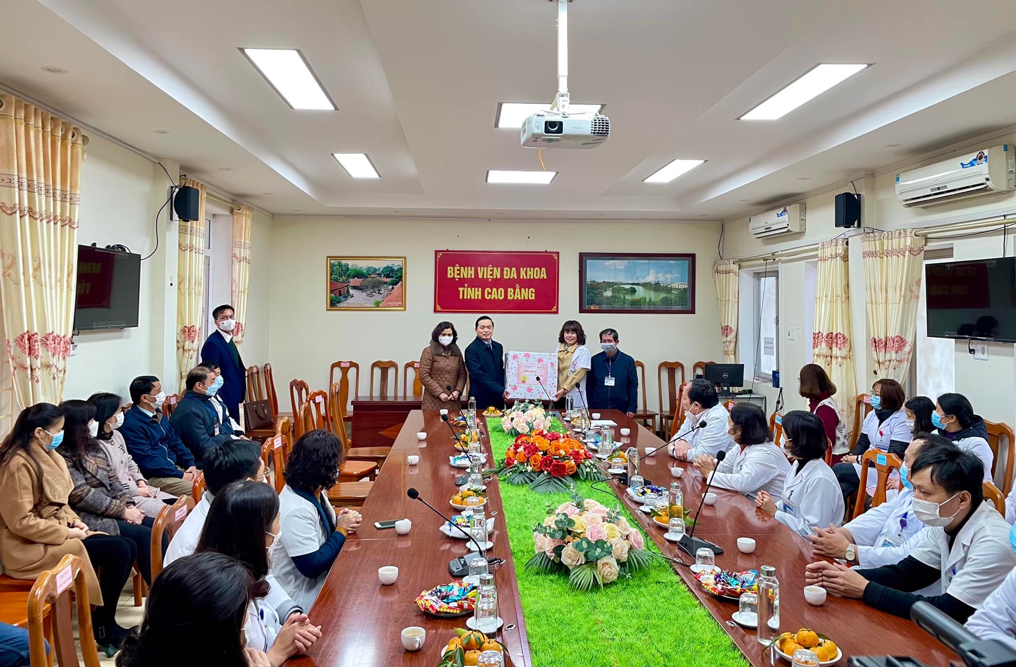 Phó Bí thư Thường trực Tỉnh ủy, Chủ tịch HĐND tỉnh Triệu Đình Lê tặng quà Bệnh viện Đa khoa tỉnh