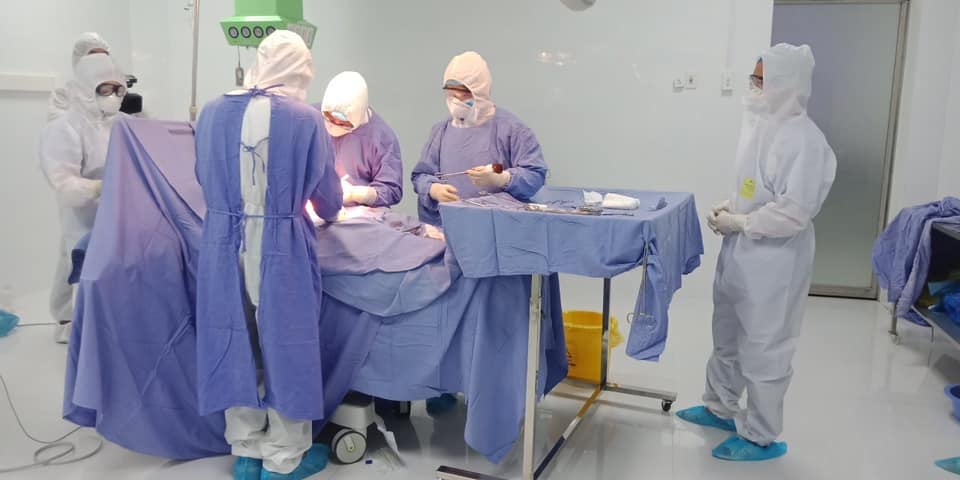 Các y, bác sỹ mổ cấp cứu cho bệnh nhân mắc Covid 19 bị viêm ruột thừa tại Bệnh viện đa khoa tỉnh