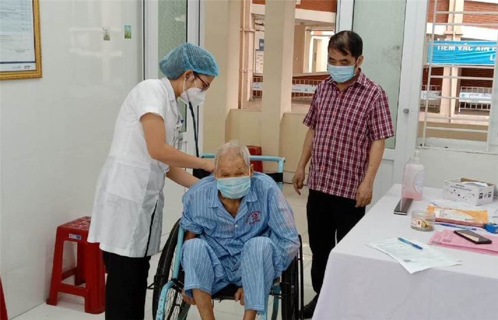 40 người đầu tiên trên địa bàn tỉnh Cao Bằng được tiêm vắc xin phòng COVID-19 mũi 4
