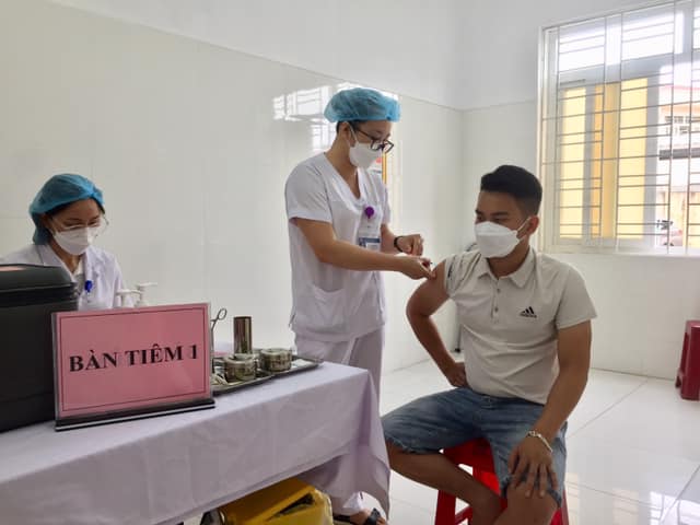 Tiêm vắc - xin Covid 19 tại điểm tiêm Bệnh viện đa khoa tỉnh Cao Bằng