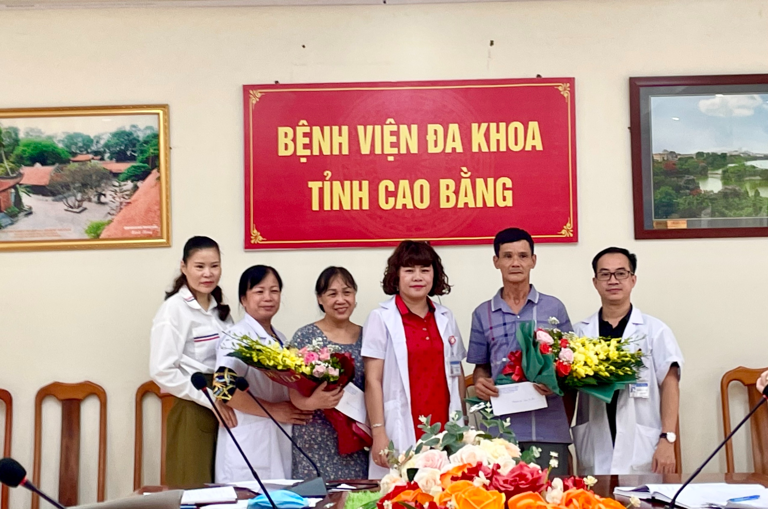 Đồng chí Lý Thị Bạch Như – Bí thư Đảng ủy, Giám đốc bệnh viện tặng hoa chúc mừng các viên chức về nghỉ hưu theo chế độ
