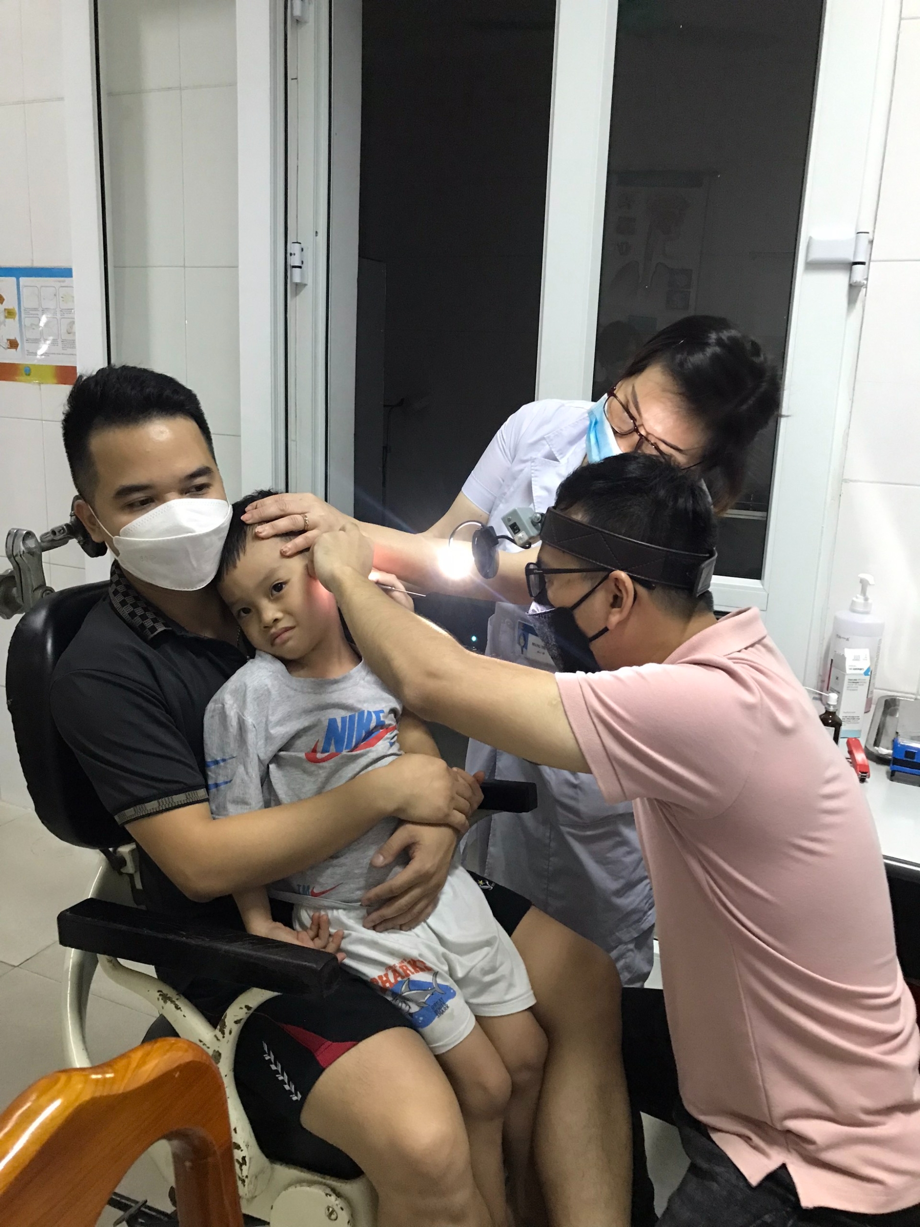Bác sỹ phòng khám Tai - Mũi -  Họng tiến hành gắp dị vật trong tai ra cho cháu bé.