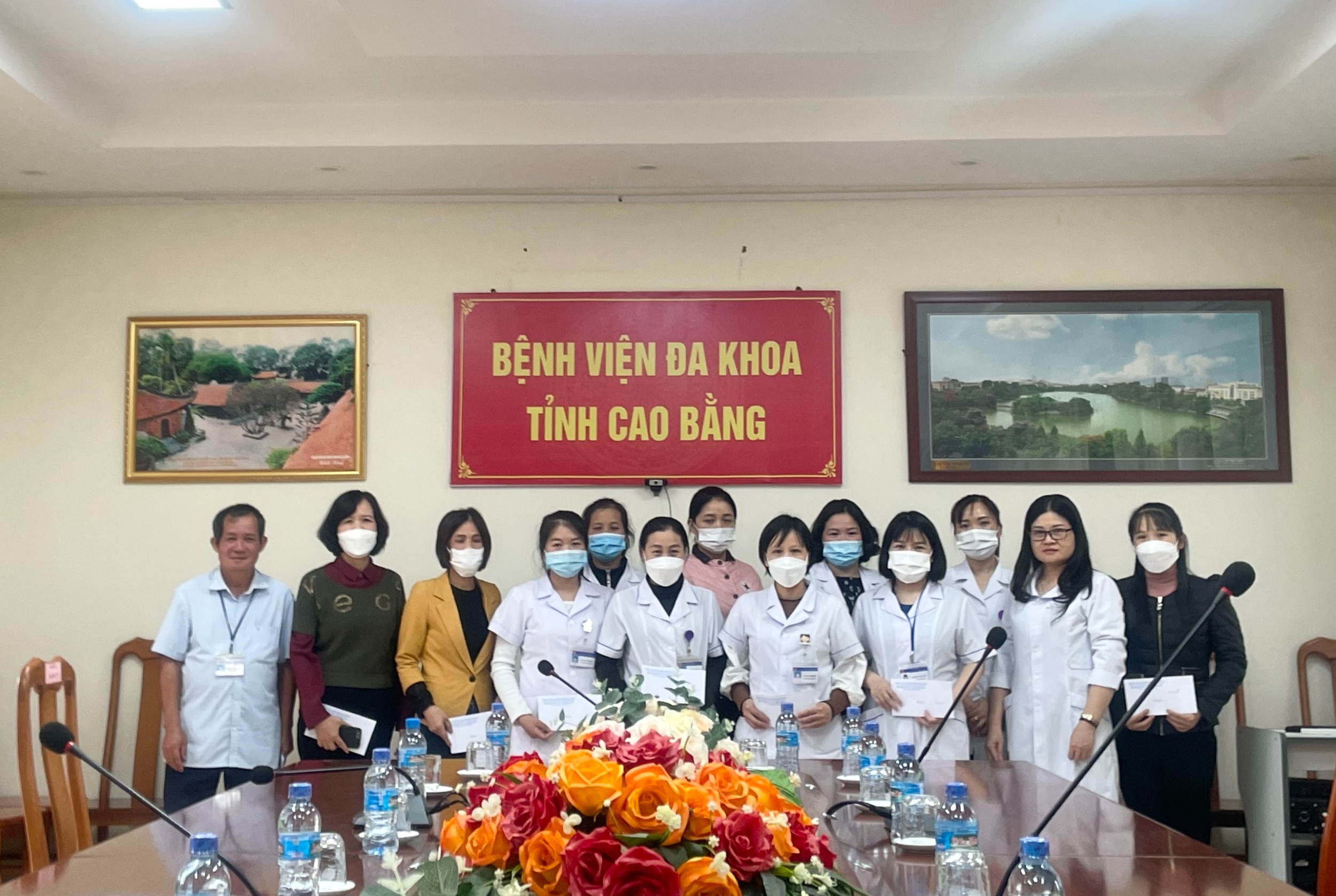 Công đoàn BVĐK tỉnh Cao Bằng: Tặng quà cho đoàn viên nữ có hoàn cảnh khó khăn nhân dịp Ngày phụ nữ Việt Nam 20/10.
