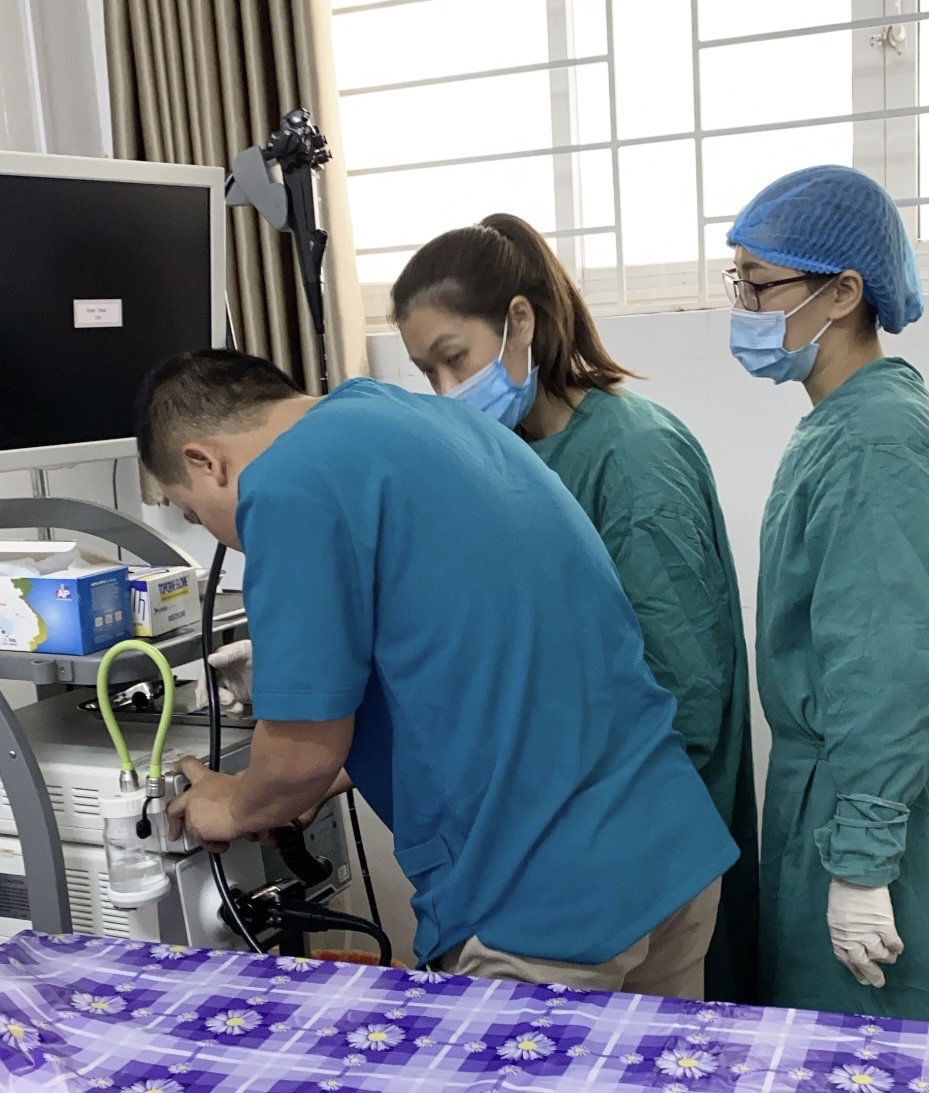 Các bác sĩ chuyên khoa của BVĐK tỉnh đã trực tiếp chuyển giao kỹ thuật nội soi ống tiêu hóa cho các bác sĩ, điều dưỡng Khoa Nội - Cấp cứu hồi sức của Trung tâm Y tế huyện Thạch An.