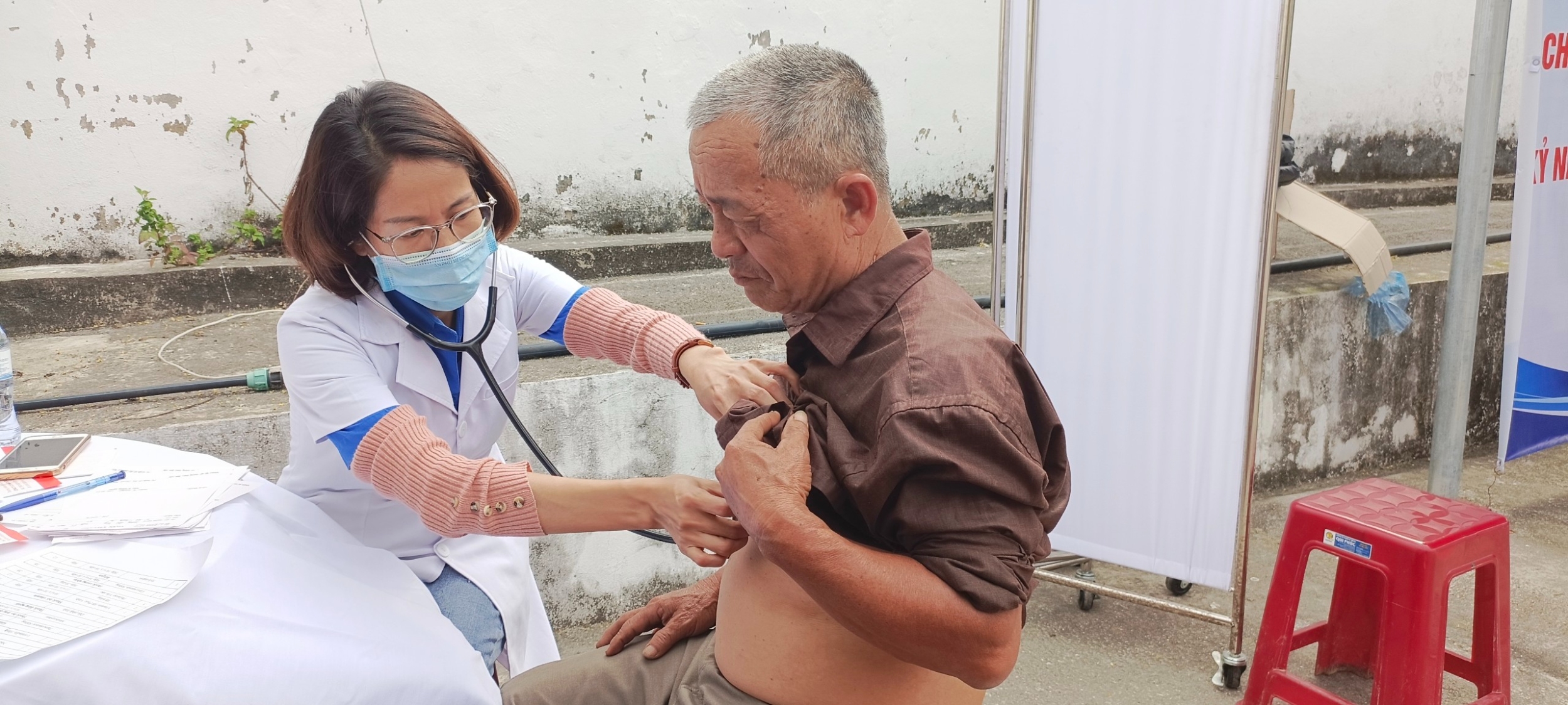 Đoàn thanh niên Bệnh viện đa khoa tỉnh: Khám sàng lọc cấp phát thuốc miễn phí cho trên 300 lượt nhân dân tại xã Lê Lợi, huyện Thạch An.