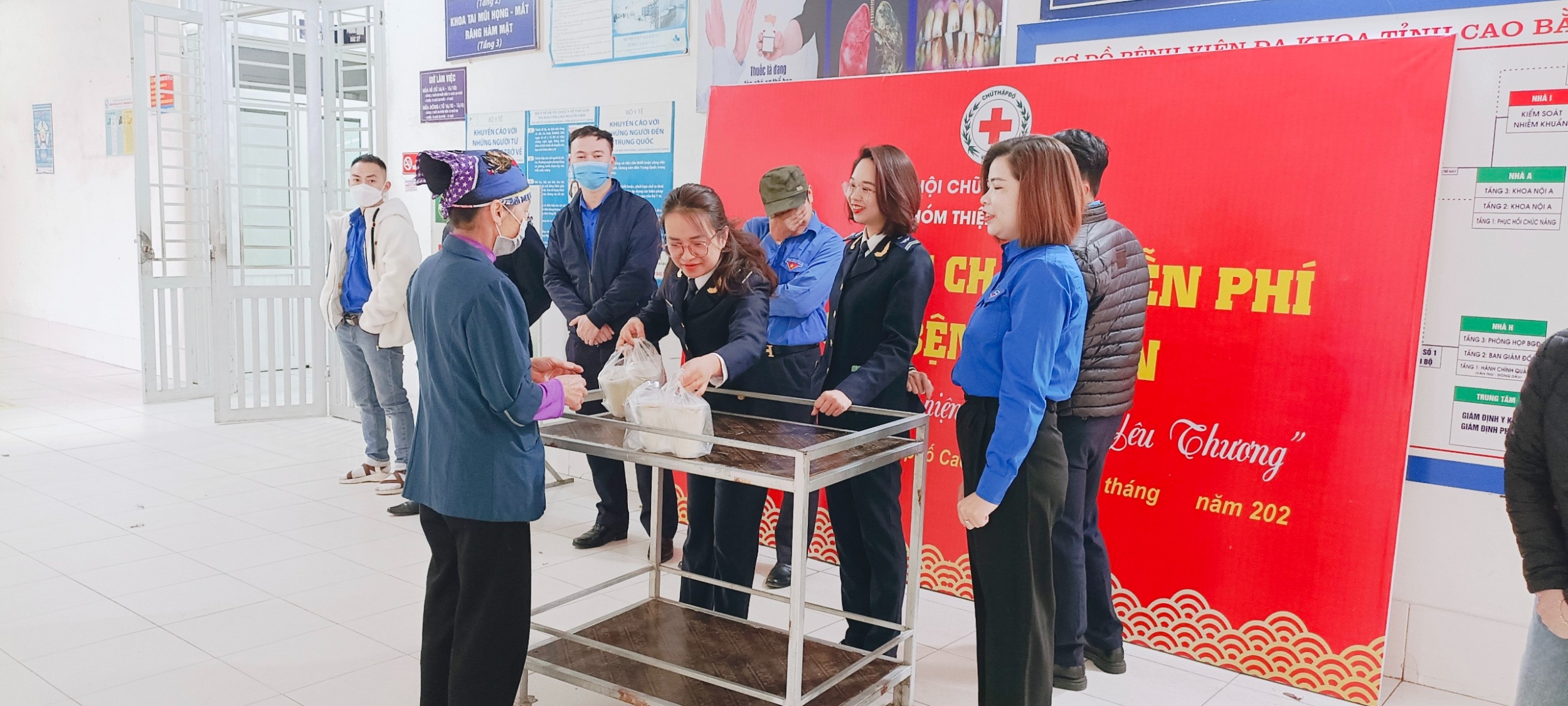 Chi đoàn Cục hải quan tỉnh Cao Bằng phối hợp với Chi đoàn 1, Bệnh viện đa khoa tỉnh phát trên 100 suất cháo cho bệnh nhân có hoàn cảnh khó khăn.