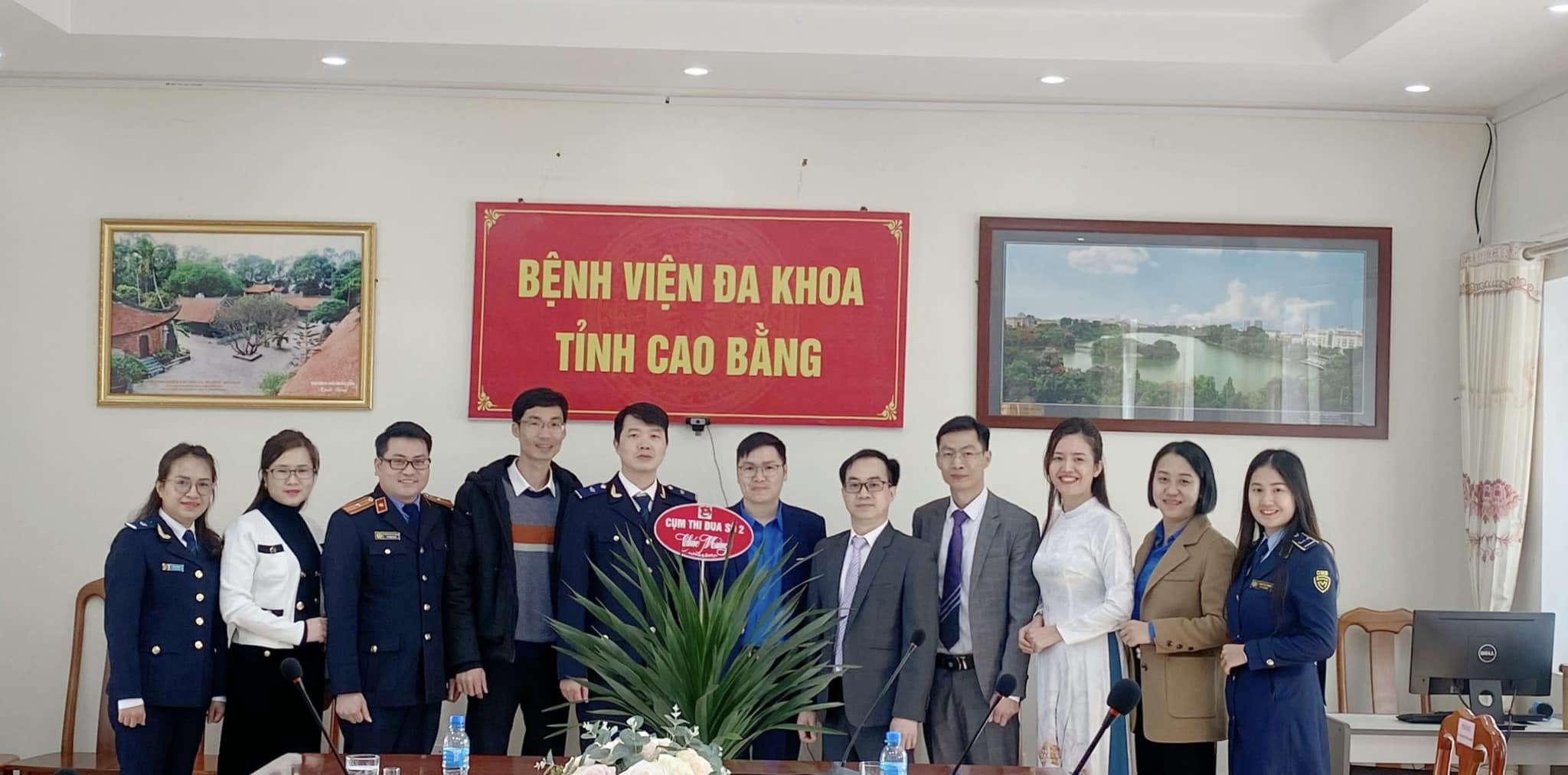 Cụm thi đua số 2 Đoàn khối cơ  quan và doanh nghiệp tỉnh tặng hoa chúc mừng ngày 27/2 cho Đoàn cơ sở casino online tutbn
.