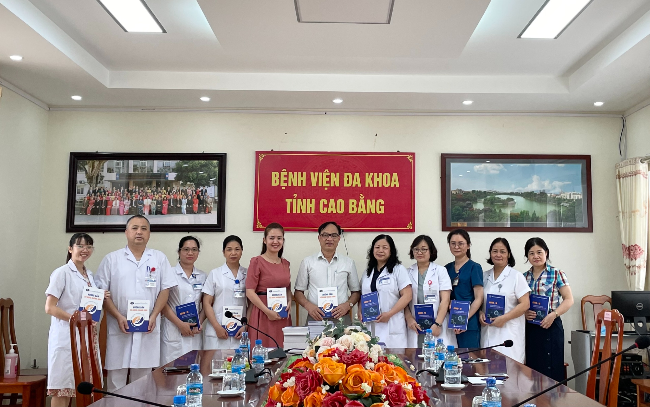 TS Nguyễn Tuấn Khanh, Phó viện trưởng Viện đào tạo và nghiên cứu Bệnh viện Nhiệt đới Trung Ương  tặng sách về điều trị Covid và Hướng dẫn sử dụng kháng sinh cho casino online tutbn
