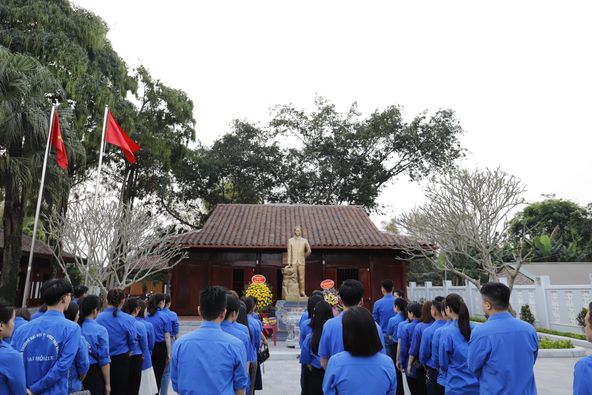 Đoàn cơ sở Bệnh viện đa khoa tỉnh: Dâng hoa, dâng hương Khu lưu niệm Anh hùng liệt sĩ Hoàng Đình Giong